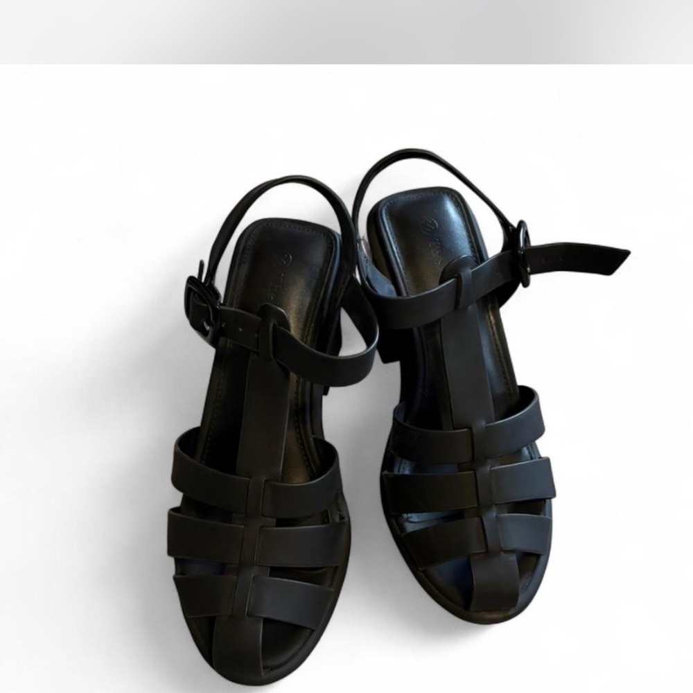 Iconic 90s Matte‎ Black Heeled Fisherman Sandals - Picture 2 of 8